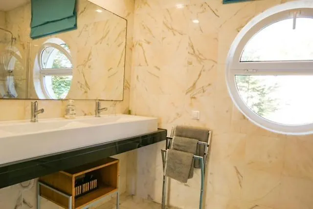 Edles In Architektenvilla Mit Grossem Pool, Sauna, Dachterrasse Und Malerischem Garten * باتاياس