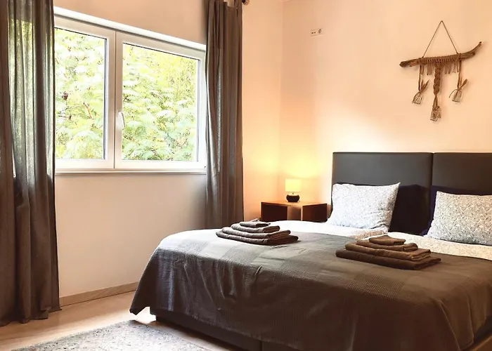 شقة Edles In Architektenvilla Mit Grossem Pool, Sauna, Dachterrasse Und Malerischem Garten