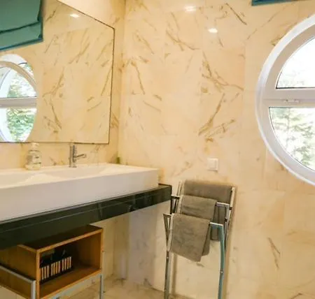 Edles In Architektenvilla Mit Grossem Pool, Sauna, Dachterrasse Und Malerischem Garten * باتاياس