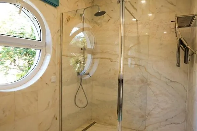 Apartamento Edles In Architektenvilla Mit Grossem Pool, Sauna, Dachterrasse Und Malerischem Garten *